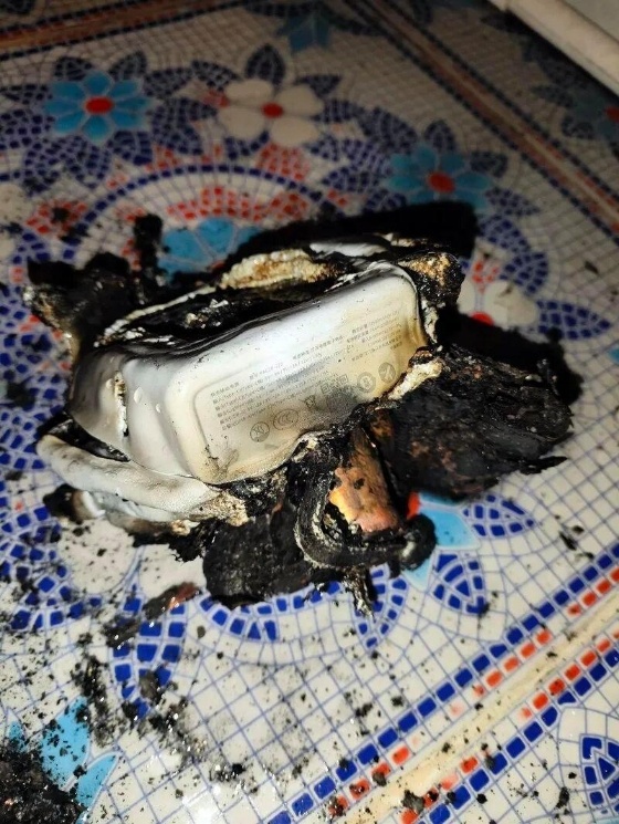 中国游客在泰国旅游时罗马仕充电宝爆炸燃烧(图1)