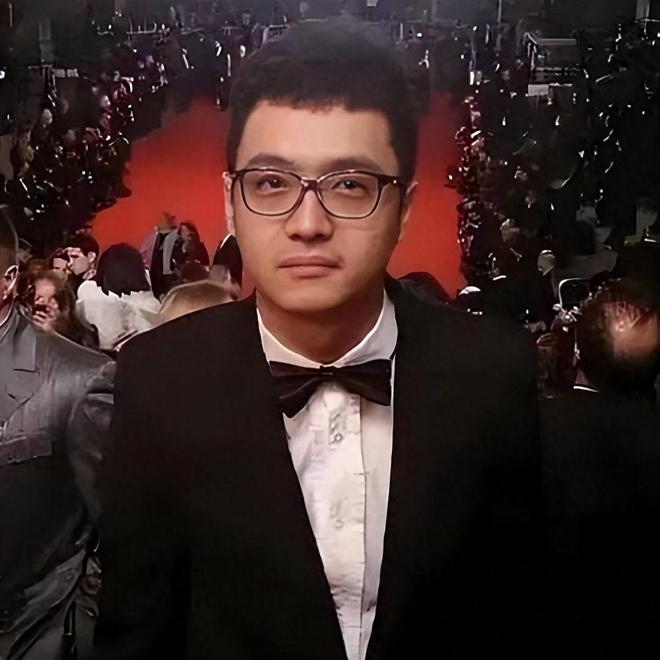 自食恶果！九年后宋喆在县城搬蔬菜箱前妻早已走上康庄大道(图1)